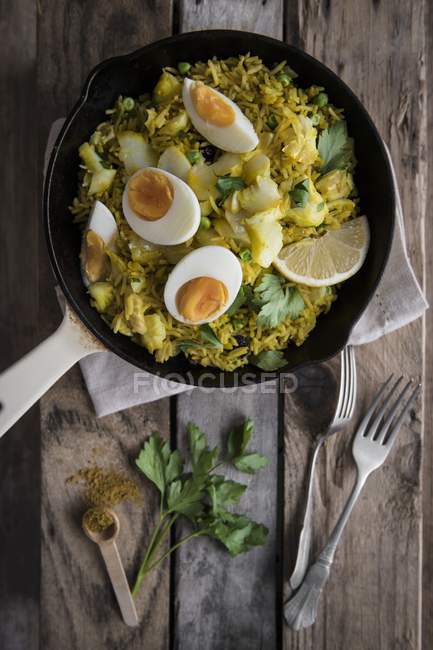 Draufsicht auf Kedgerry mit geräuchertem Schellfisch, Curry-Gewürzen und gekochtem Ei — Stockfoto