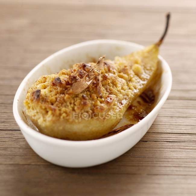 Closeup view of roasted pear garnished with spicy crumble — Stock Photo