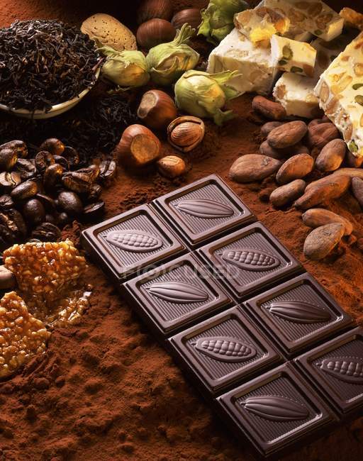 Шоколадный батончик, конфеты и выбор орехов — стоковое фото