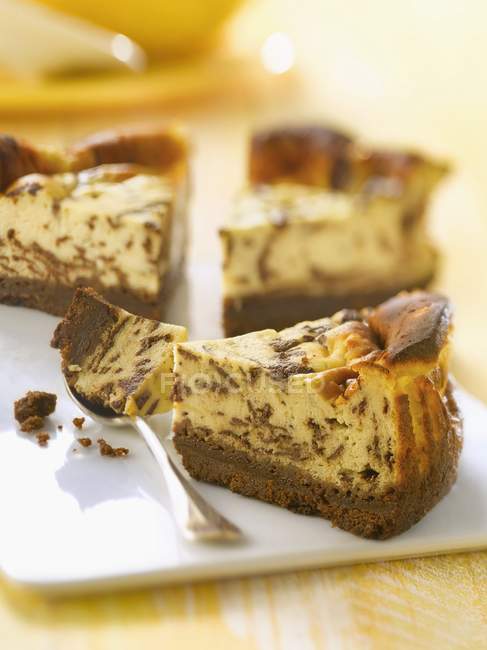 Tarta de chocolate con queso en el plato - foto de stock