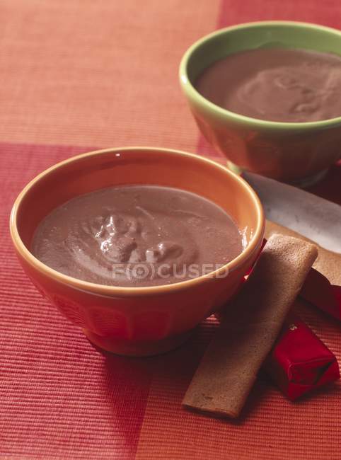 Postre de crema de chocolate - foto de stock