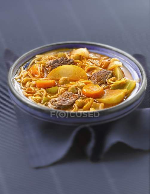 Sopa de cordero marroquí con verduras y fideos - foto de stock