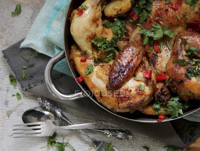 Gebratenes Huhn mit frischen Kräutern und Chili — Stockfoto