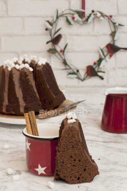 Bundt cake and cup of hot chocolate — Stock Photo