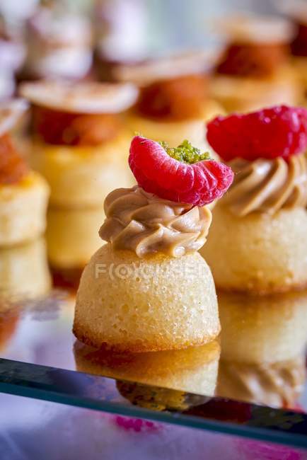 Small cakes with buttercream — Stock Photo