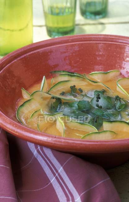 Vista close-up de sopa de melão frio com manjericão — Fotografia de Stock