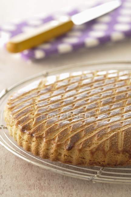 Vista closeup da torta de Galette des Rois no rack de resfriamento de fio — Fotografia de Stock