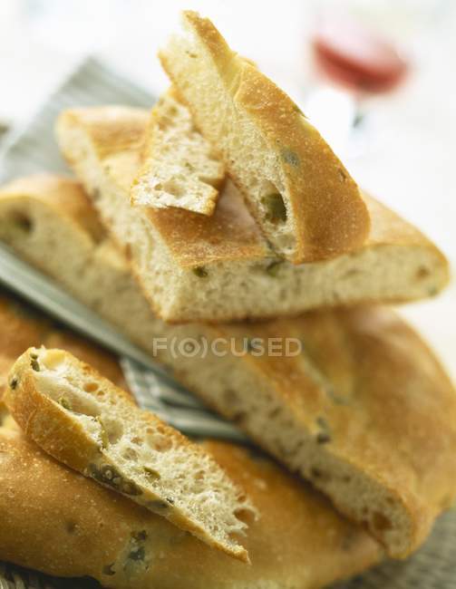 Зеленый оливковый хлеб — стоковое фото