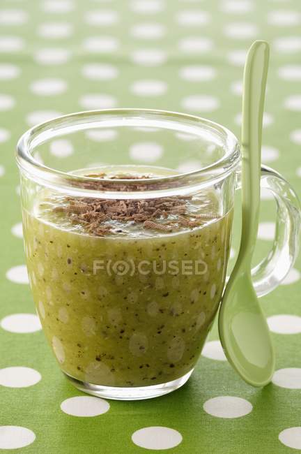 Kiwi-Suppe mit geriebener Schokolade in Tasse mit Löffel — Stockfoto
