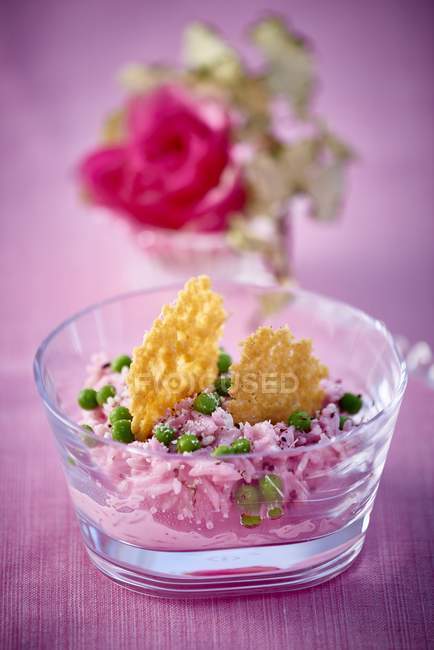 Beetroot risotto with peas — Stock Photo