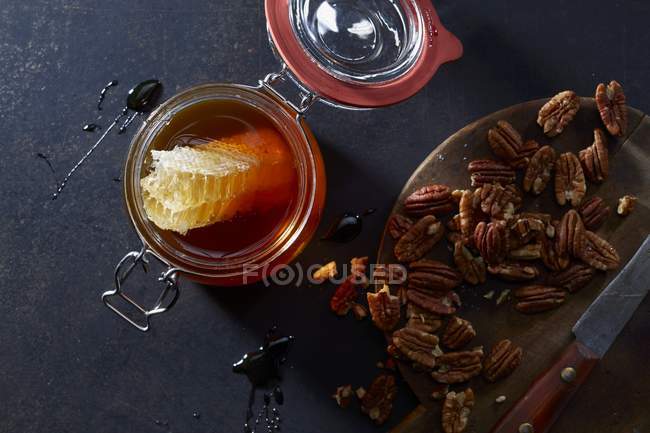 Honig und Pekannüsse — Stockfoto