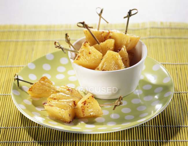 Abacaxi em cubos caramelizados — Fotografia de Stock