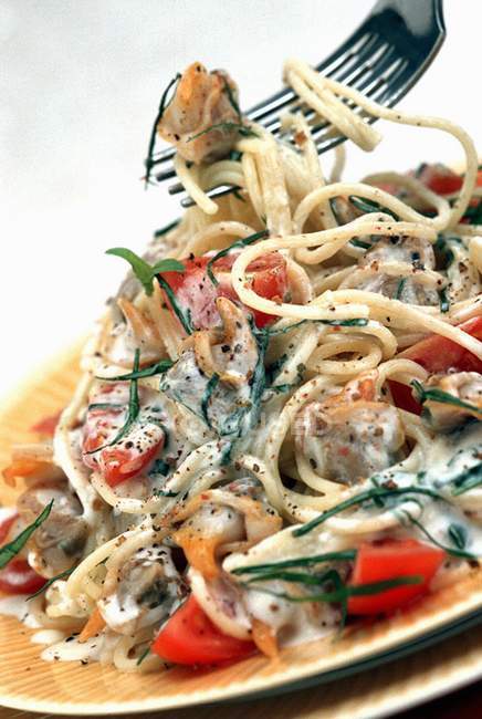 Паста Спагетті з овочами та вершковим соусом — стокове фото