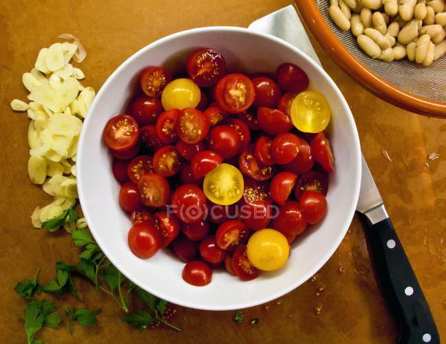 Pomodori ciliegia affettati in ciotola — Foto stock