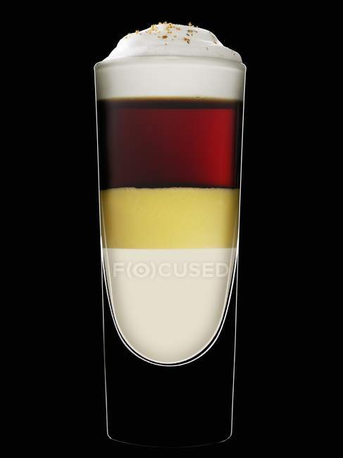 Vista de perto da bebida em camadas com Eggnog contra um fundo preto — Fotografia de Stock