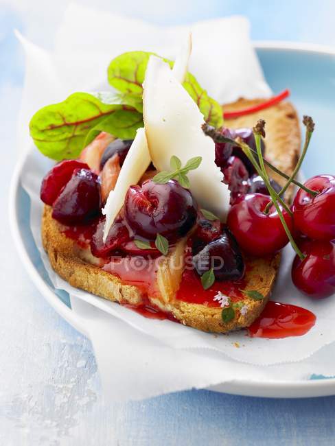 Cheese and mesclun on toast — Stock Photo