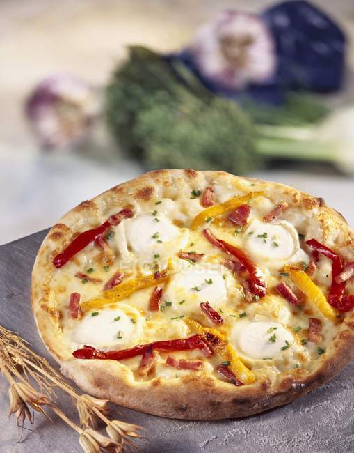 Goat cheese and pepper pizza — Stock Photo