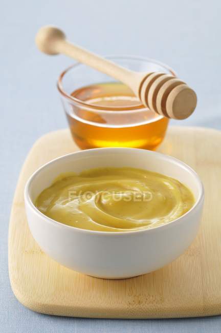 Maionese de mel em tigela — Fotografia de Stock