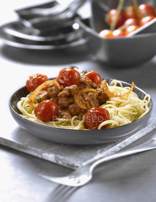Спагетти с колбасой и мясом — стоковое фото