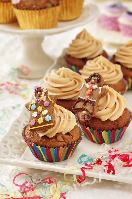 Toffee cupcakes with gingerbread figures — Stock Photo