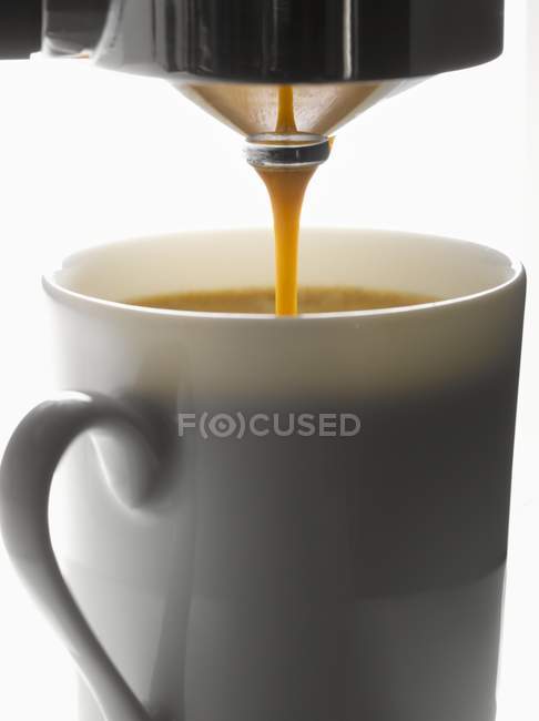 Чашка кави еспресо під перколятором — стокове фото