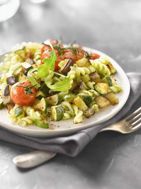 Fusilli pasta with vegetables and rocket pesto — Stock Photo