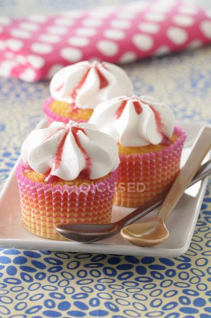 Cupcakes à la fraise sur plat — Photo de stock