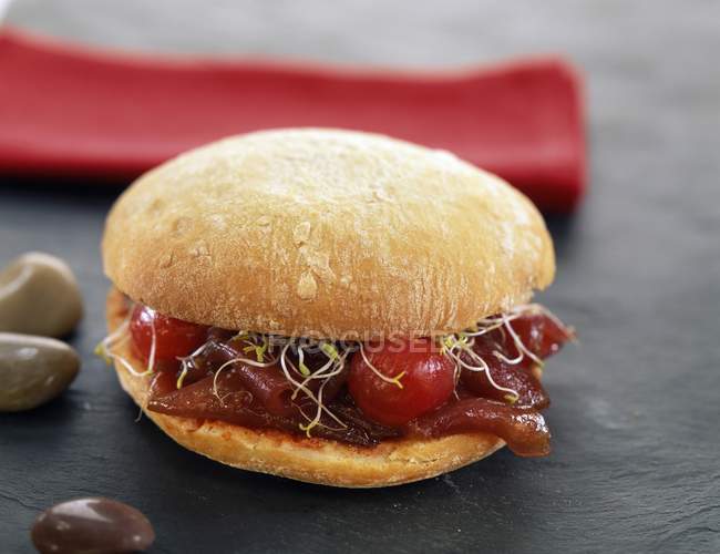 Hambúrguer com carne e tomate — Fotografia de Stock