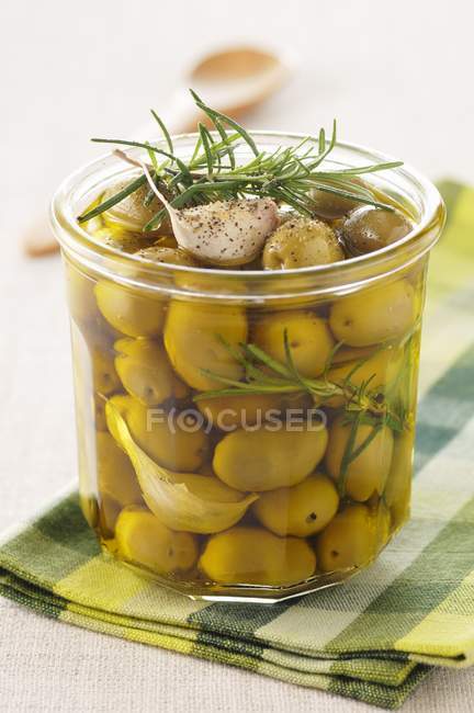 Oliven mariniert mit Knoblauch und Rosmarin — Stockfoto