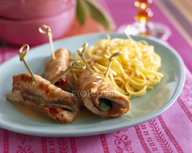Piccata de ternera con jamón de Parma y espaguetis - foto de stock