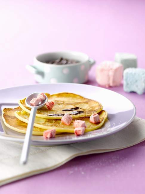 Pfannkuchen mit Schokoladensoße und Marshmallows — Stockfoto