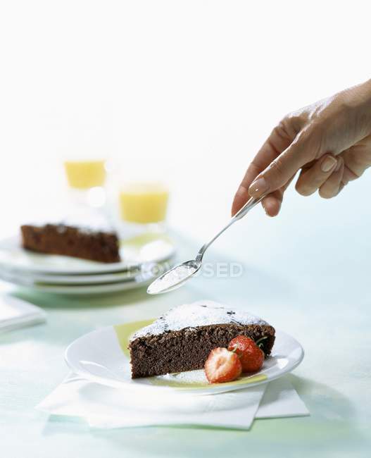 Rociar pastel de chocolate - foto de stock