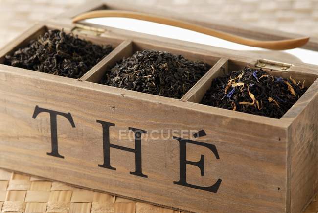 Différents types de thé dans la boîte à thé — Photo de stock