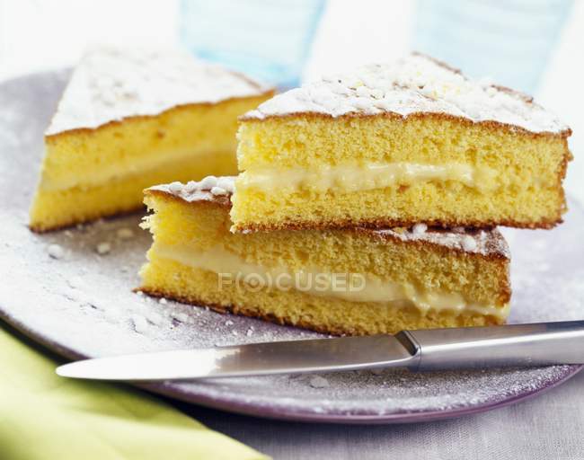 Gâteau éponge crème tranchée — Photo de stock
