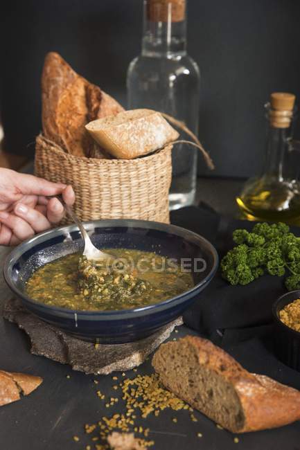 Овочевий суп з травами — стокове фото