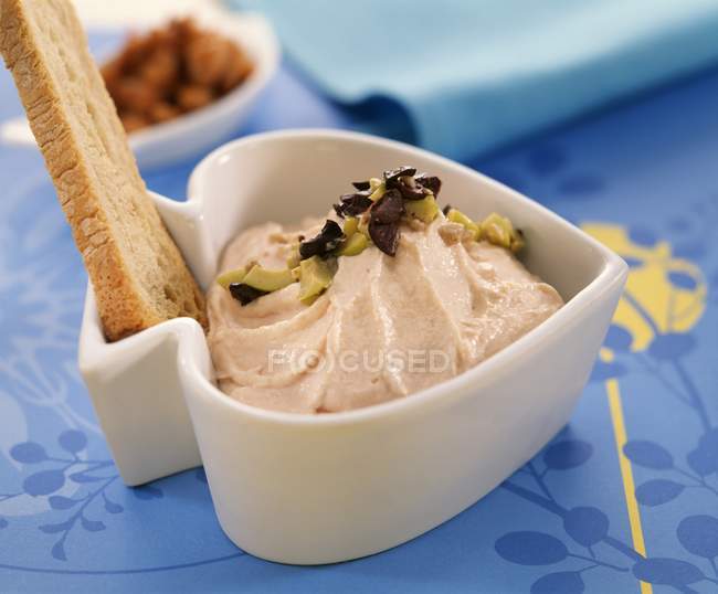 Closeup view of Lachs-Mousse with bread slice in spade shaped dish — Stock Photo