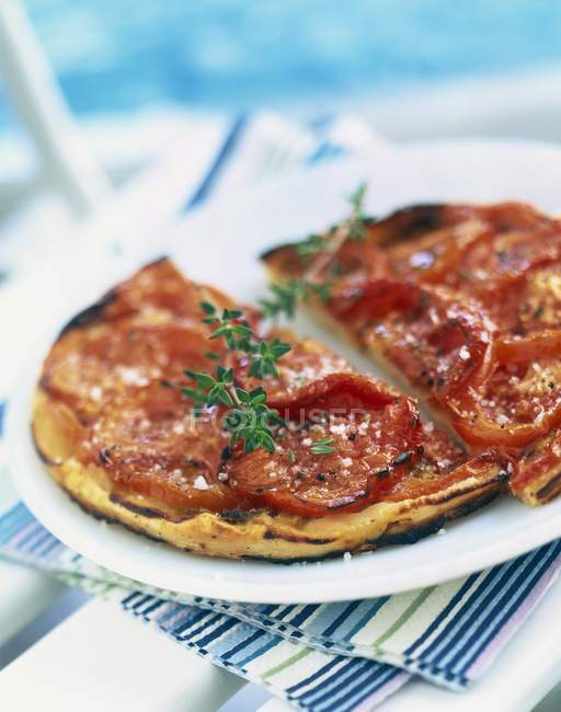 Tarte à la tomate sur assiette — Photo de stock