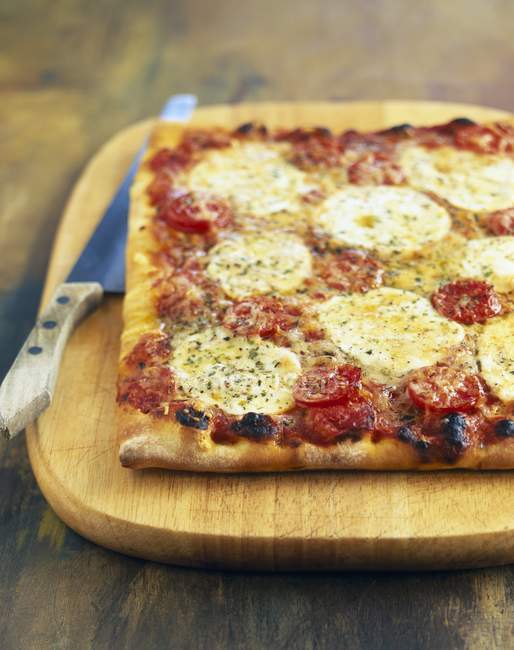 Pizza de tomate y mozzarella - foto de stock