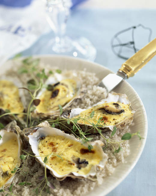 Hot champagne oysters — Stock Photo