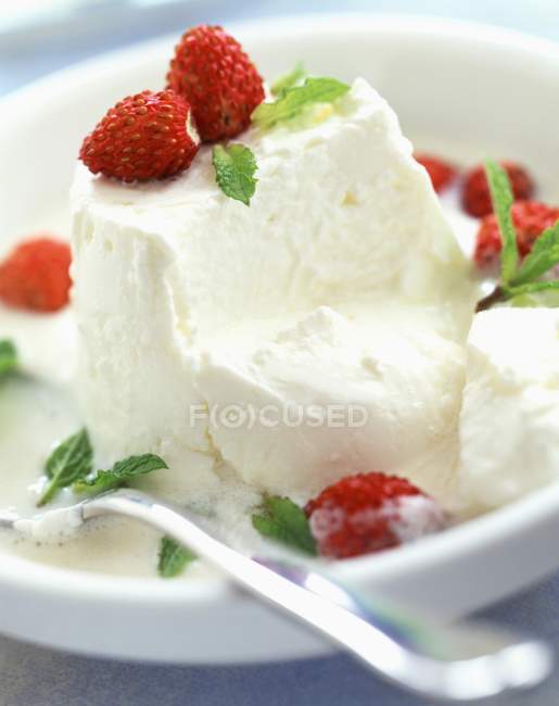 Faisselle cheese with strawberries — Stock Photo
