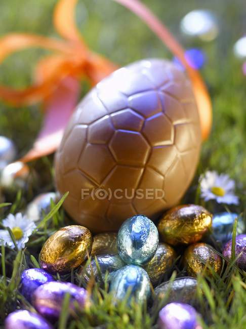 Vista de cerca de los huevos de Pascua en la hierba - foto de stock