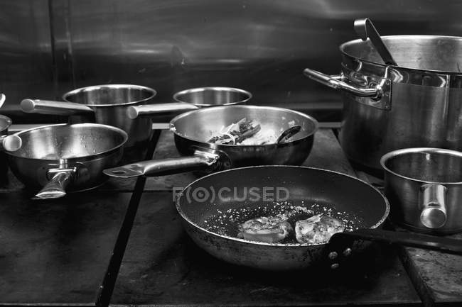 Vue surélevée des casseroles et casseroles sur un poêle — Photo de stock