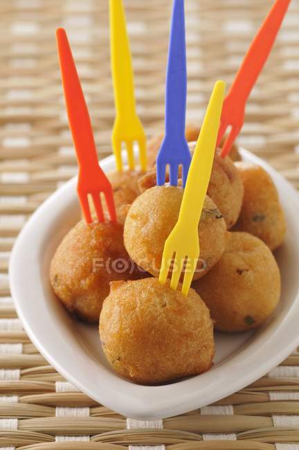 Vue rapprochée de morue cuite Accras avec fourchettes colorées — Photo de stock