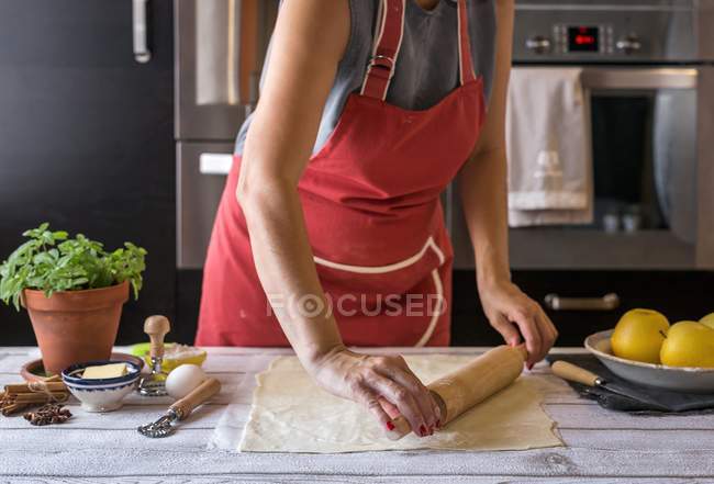 Крупный план урезанный вид женщины, скатывающейся тесто — стоковое фото