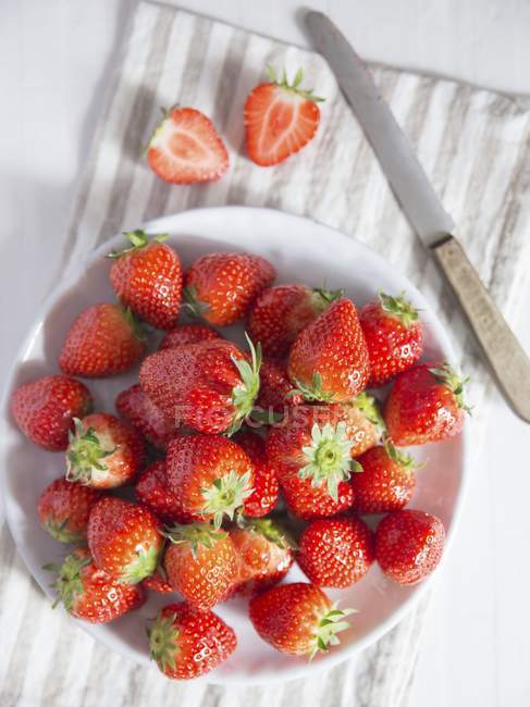 Fresh Strawberries in bowl — Stock Photo
