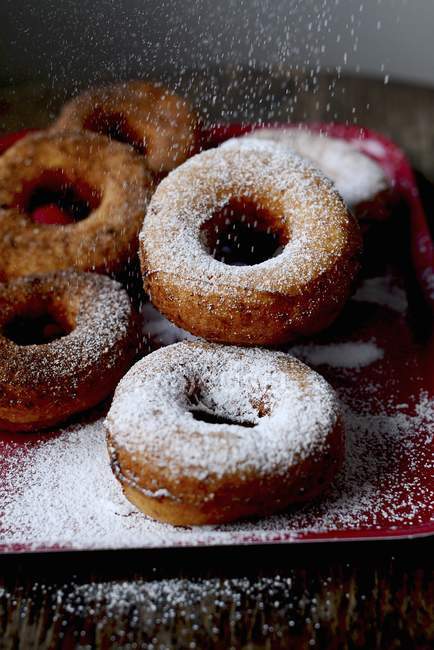 Frisch gebackene Donuts mit Zuckerpuder — Stockfoto