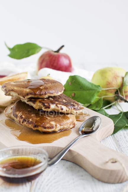 Pancakes with maple syrup — Stock Photo