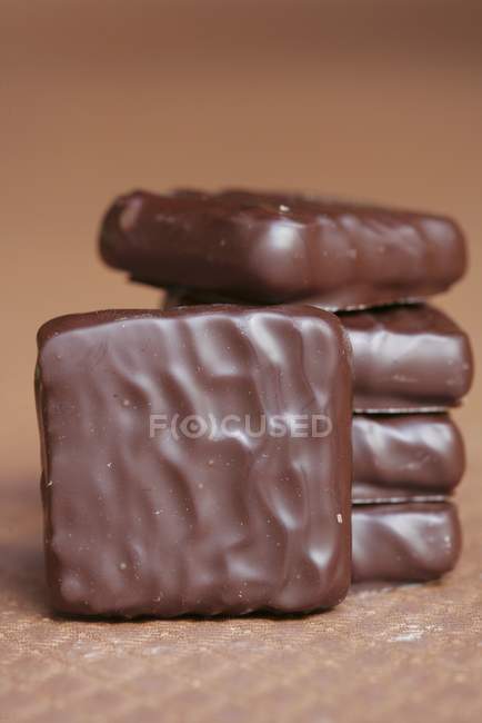 Toffee y cuadrados de chocolate - foto de stock