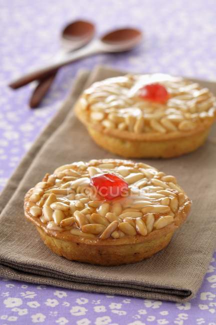 Baked Pine nut tartlets — Stock Photo