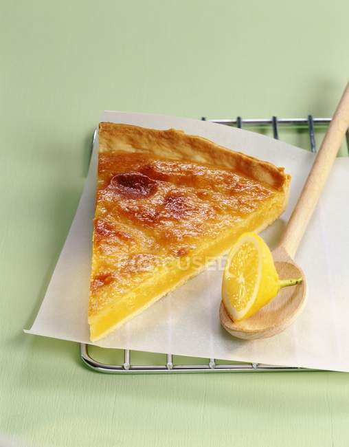 Кусок лимонного пирога — стоковое фото
